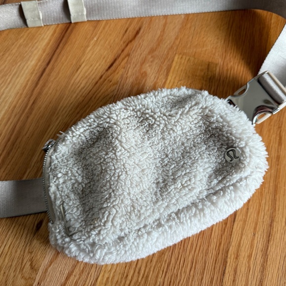 Lululemon Belt Bag Fanny Pack Fuzzy - Picture 2 of 9